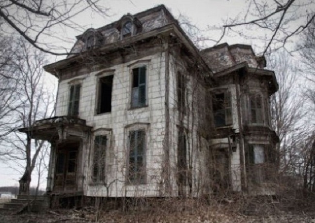 Официально это заброшенное поселение называется Бостон Миллс (Boston Mills), а неофициально за многочисленные жуткие вещи, что тут творятся, его называют 