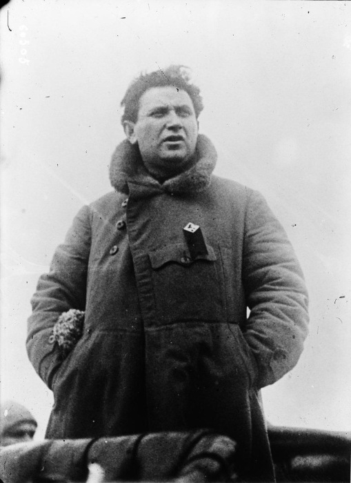 Выступающий на митинге Зиновьев в Петрограде в 1920 году. 