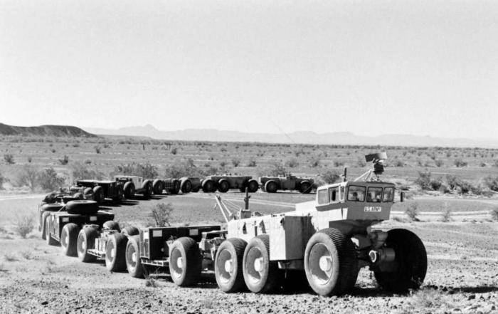 Паровой транспортер едет по Африке, а сверхдлинный современный танк может ехать по тундре оружие