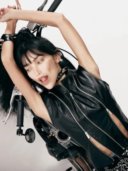 Жена Александра Цекало Дарина Эрвин снялась в нижнем белье на мотоцикле instagram (инстаграм),социальная сеть,александра цекало,г,Москва [1405113],дарина эрвин цекало