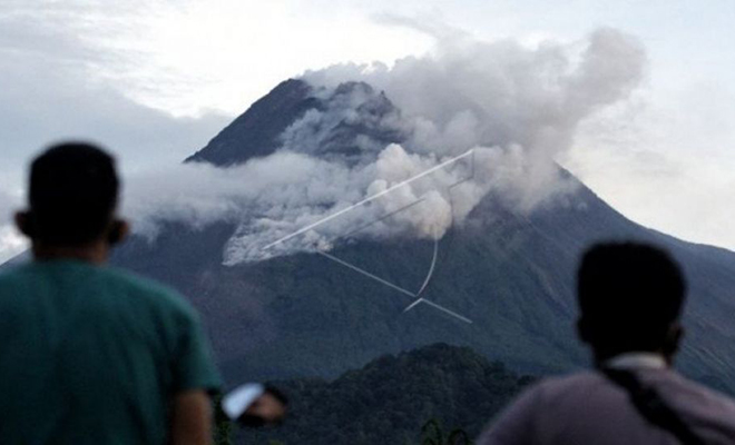 Камера снимала активность индонезийского вулкана, когда над горой по воздуху проплыл сияющий шар. Видео