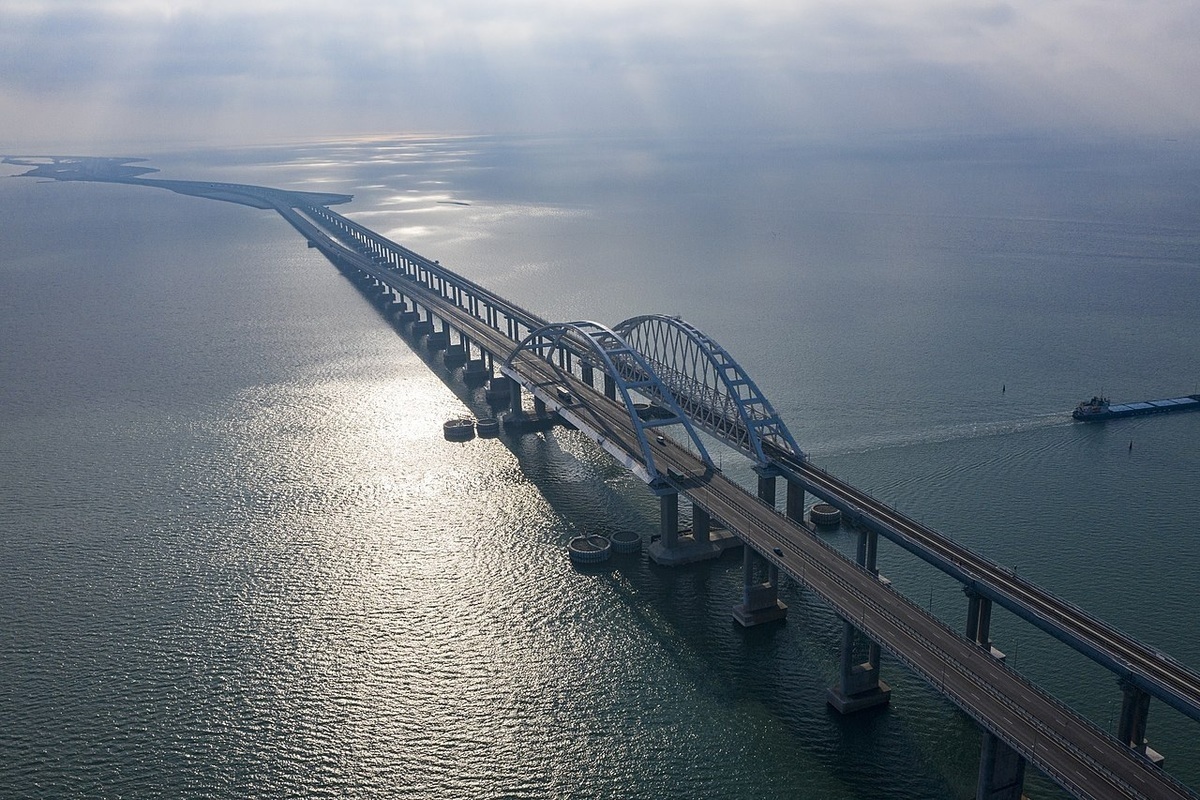 На Крымском мосту открыли движение транспорта