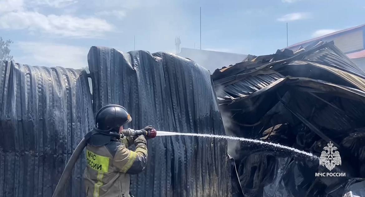 В Краснодаре потушили крупный пожар в здании цеха по производству матрасов
