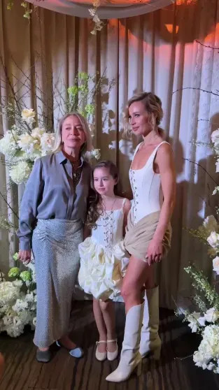 Платье с корсетом, Ксения Собчак, Пелагея, Сергей Лазарев и Николай Басков среди гостей: Полина Гагарина отметила 39-летие Гагарина, Полина, дочерью, Сергей, рождения, которым, Собчак, Полины, певиц, замужем, Лазарев, дважды, престижного, годуГагарина, профессионалов, Голоса, конкурса Singer аналог, вокального, азиатского, актёра