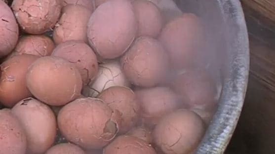 7. Яйца, сваренные в моче девственных мальчиков - в Китае деликатес интересное, китай, мир, неожиданно, познавательно, страна, факты, фото