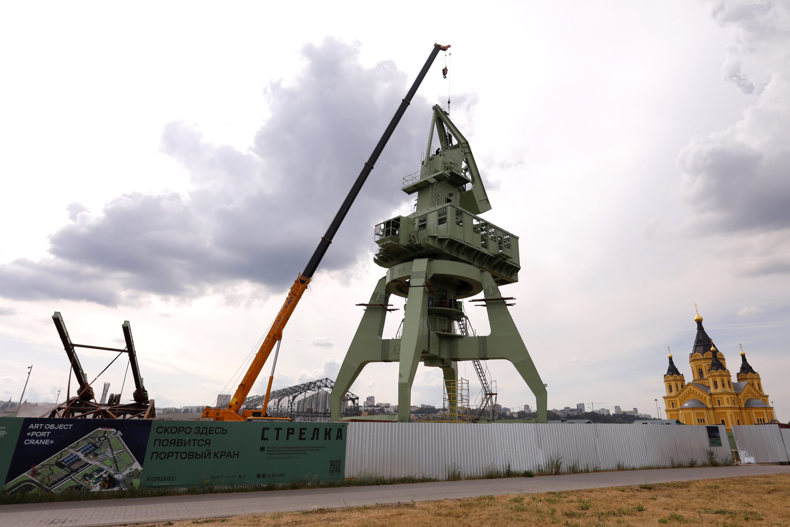Арт-объект «Портовой кран» устанавливают на Стрелке: смотрим фото