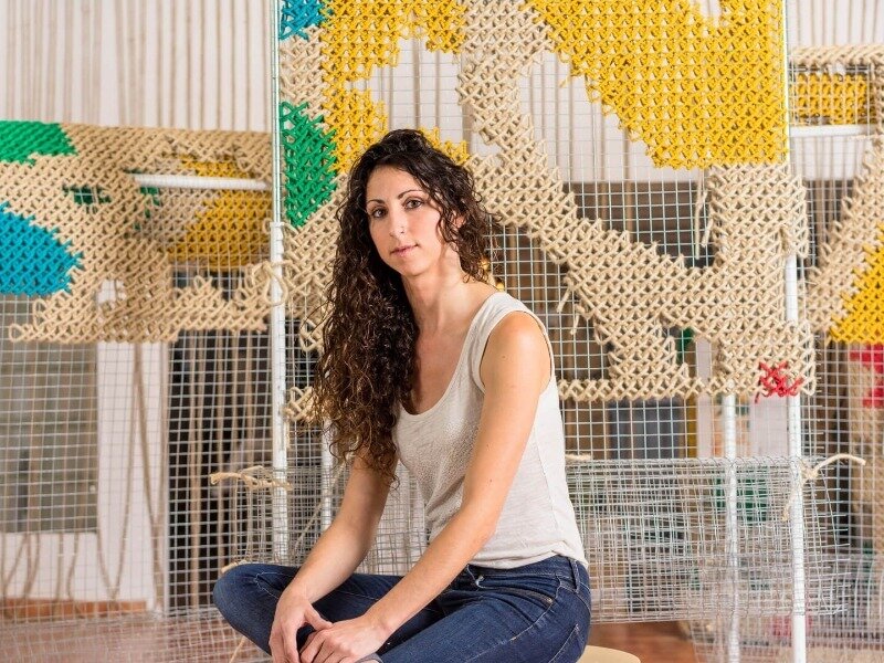 Испанская художница вышивает крестиком на стенах домов – получается эффектно, но не очень практично