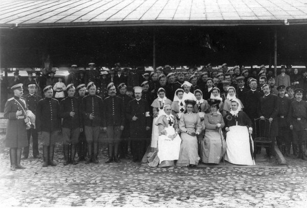 Санитарный поезд княгини Юсуповой (Зинаида Николаевна — вторая слева среди сидящих)