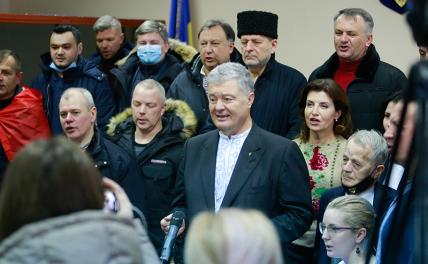 На фото: экс-президент Украины Петр Порошенко (в центре)
