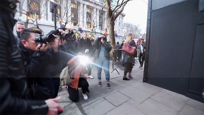 Парень оделся по-идиотски и убедил всех, что он — знаменитая модель Парень оделся по-идиотски и убедил всех, что он — знаменитая модель