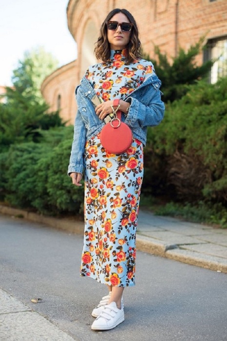Джинсовая куртка гармонично смотрится с любым нарядом. / Фото: fashion-woman.com Джинсовая куртка гармонично смотрится с любым нарядом. / Фото: fashion-woman.com