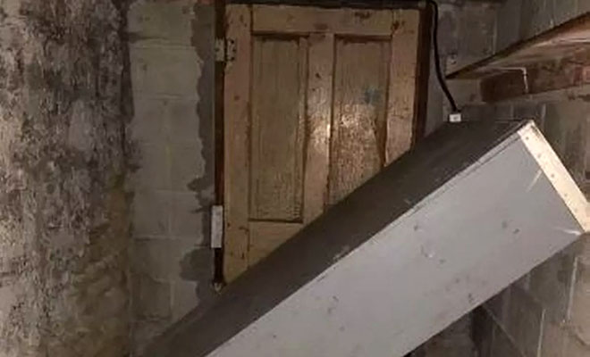 Мужчина купил старый и обнаружил на чердаке комнаты, которых не было на плане. Сюда никто не входил более 70 лет