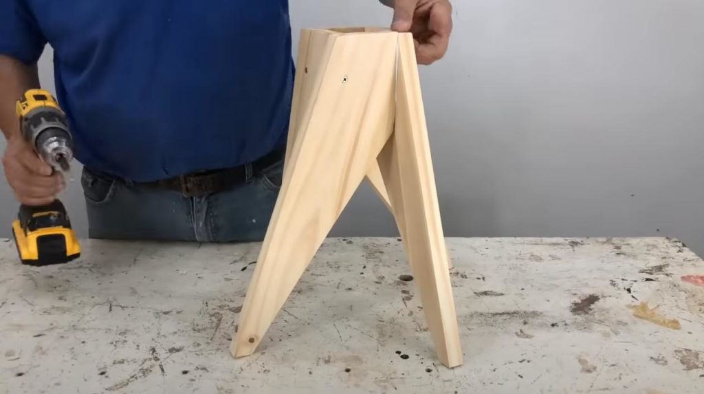 Деревянный табурет, который очень просто сделать