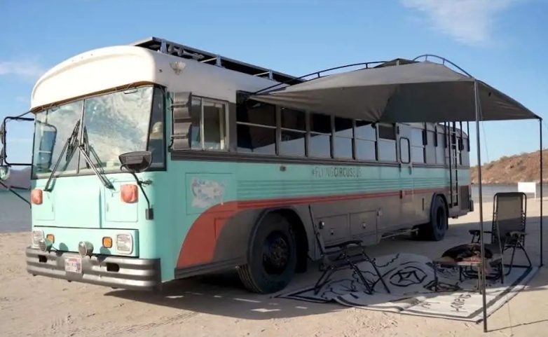 Как автобус, который стал домом для семьи из 6 человек, четырех кошек и собаки