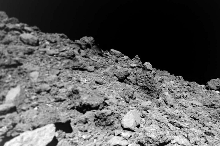 Ключевые ингредиенты для появления жизни обнаружили на астероиде Рюгу
