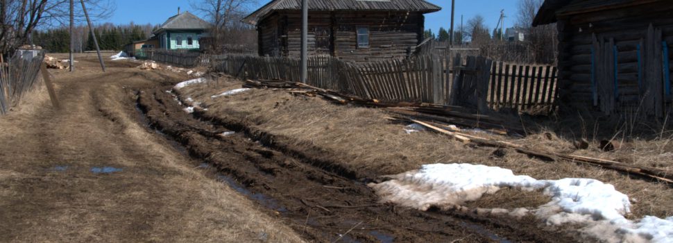 Квинтэссенция  нашей жизни - пенсионер починил дорогу, а на него составили протокол