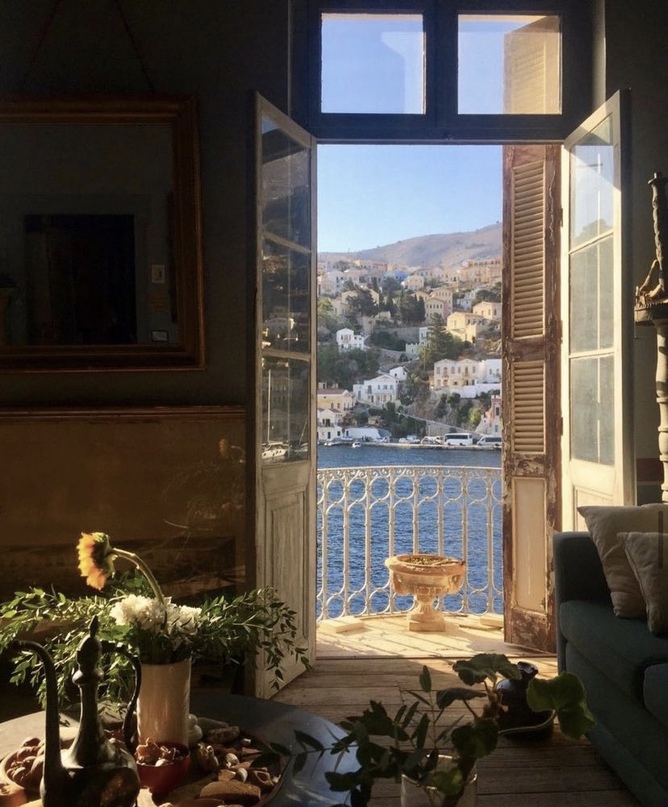 Светлая квартира с большим количеством окон, из которых открывается невероятный вид Эгейские, острова, Греция  