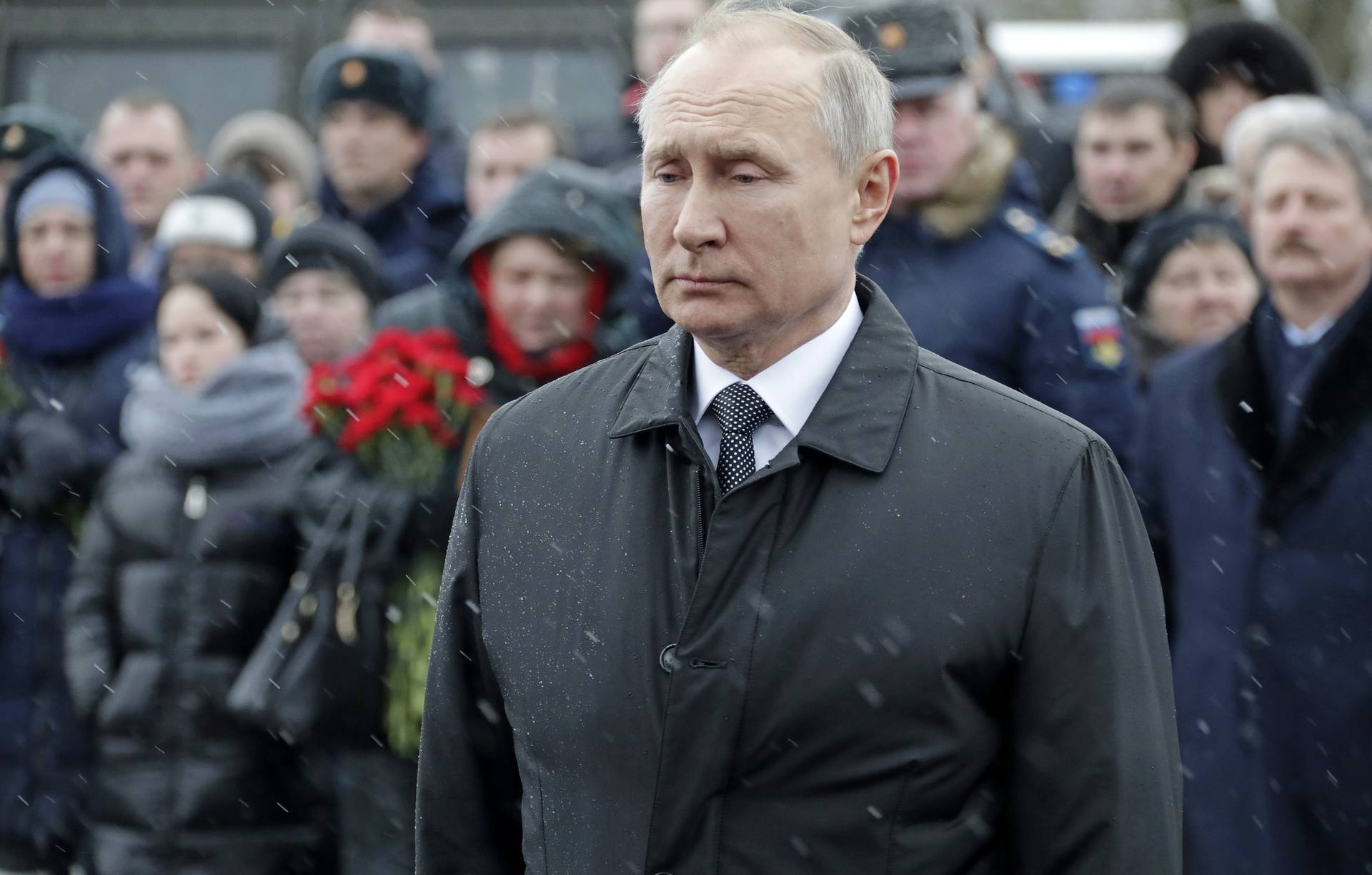 Путин в Пскове возложил цветы к памятнику воинам 6-й парашютно-десантной роты 