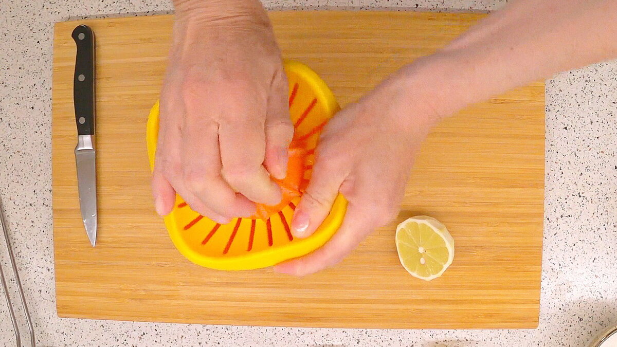 Сам лимон разрезаем пополам и выжимаем из него сок. 
