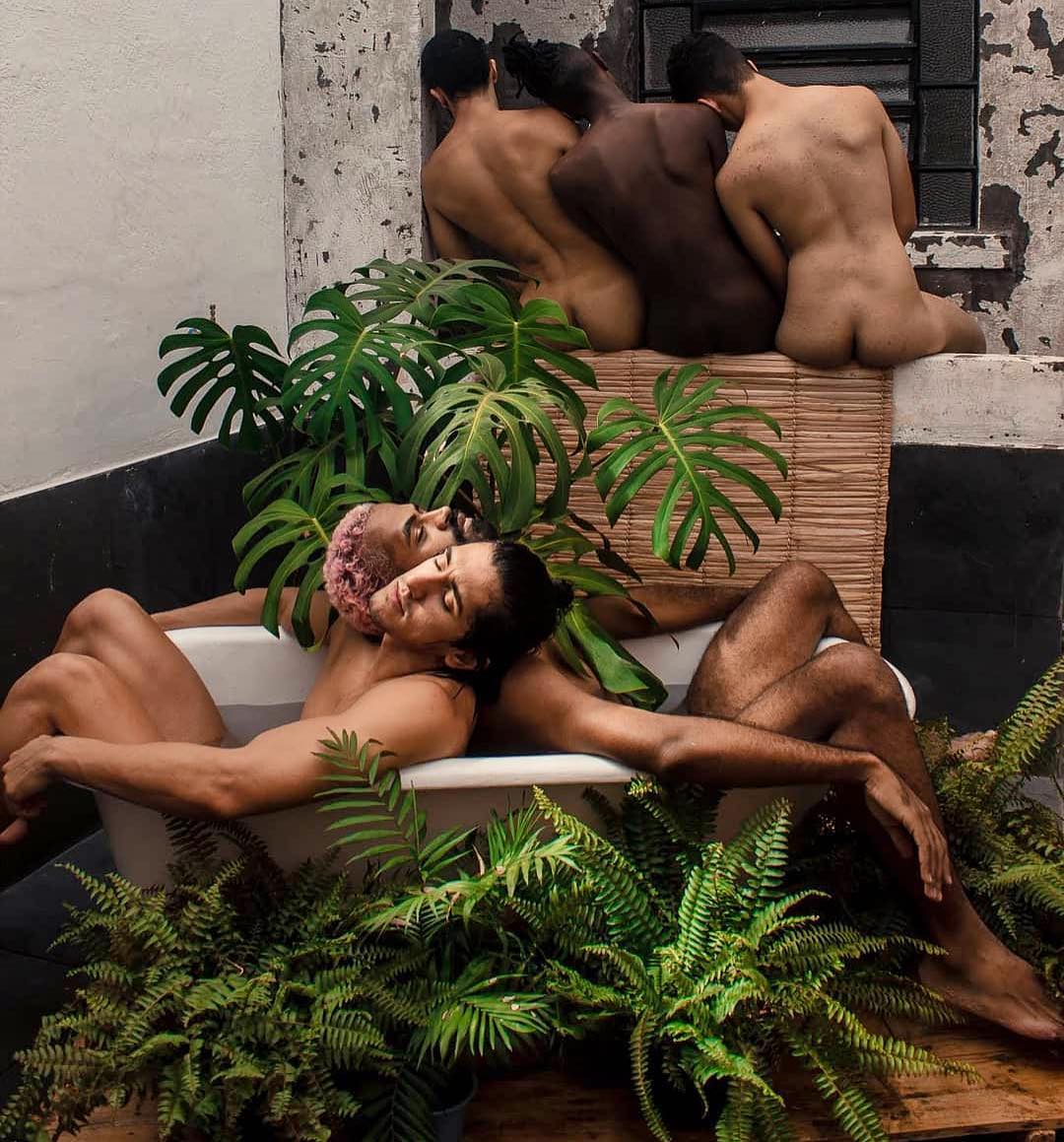 Популярный Instagram-аккаунт «Boys with Plants», где полуголые мужчины позируют с растениями 