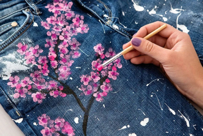 Красивое преображение обычных джинсов джинсов, джинсах, очень, несколько, весной, нарисуйте, краски, чтобы, простой, используйте, более, красиво, Хотите, оттенков, розового, светлый, снаружи, выглядело, цветыДля, изделие
