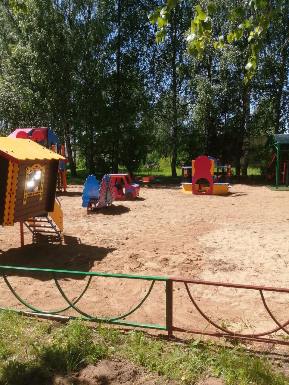 В поселке Овсище Вышневолоцкого округа обустроена новая детско-спортивная площадка