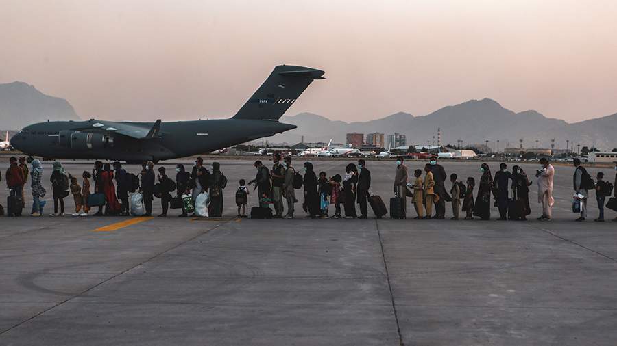 Очередь на посадку в американский транспортный самолет в аэропорту Кабула