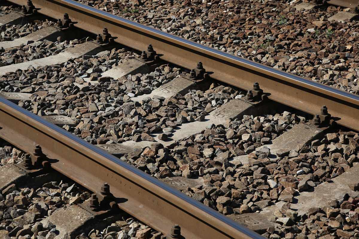 Трагическая находка: мертвое тело 16-летнего школьника обнаружено на железнодорожной насыпи
