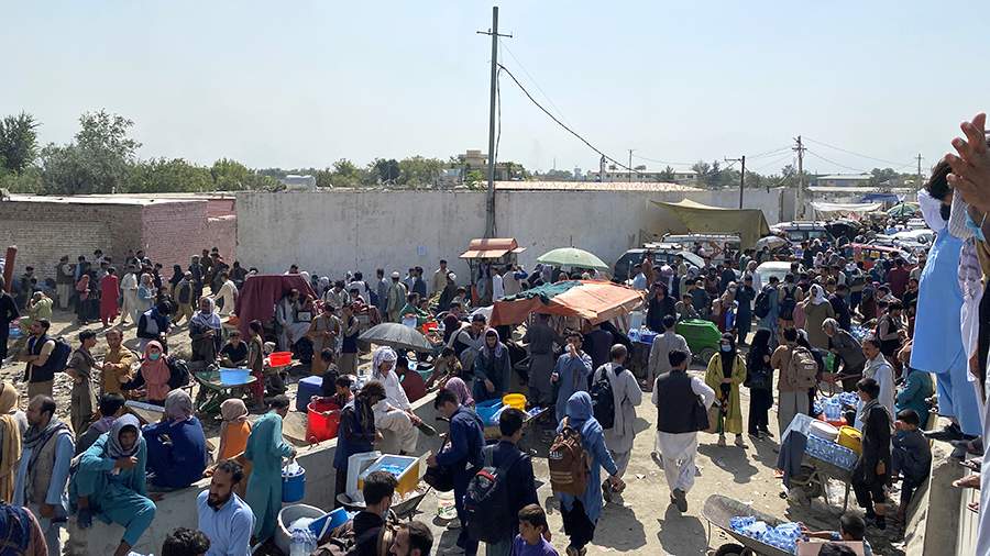 Толпа афганцев около аэропорта Кабула