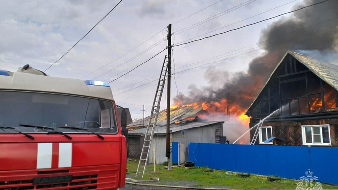 Два соседствующих дома сгорели в Новоалтайске