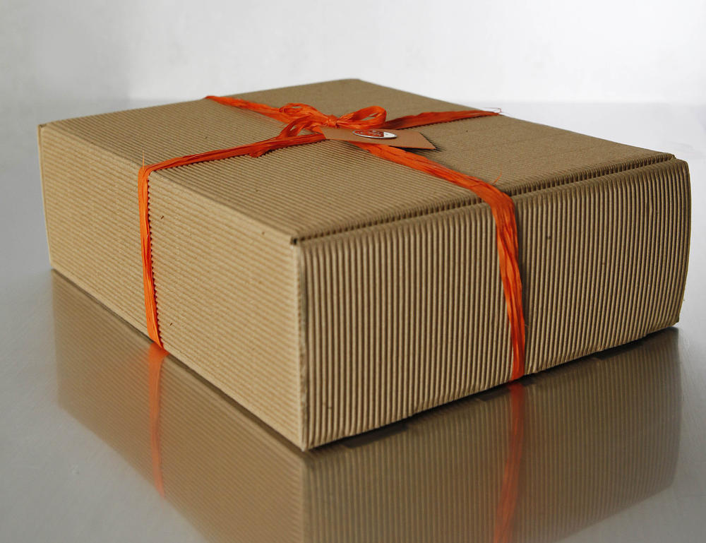 Картонная коробка для подарка. Упаковочные коробки. Картонные коробки для подарков. Упаковочная коробка для подарков. Подарочная коробка из гофрокартона.