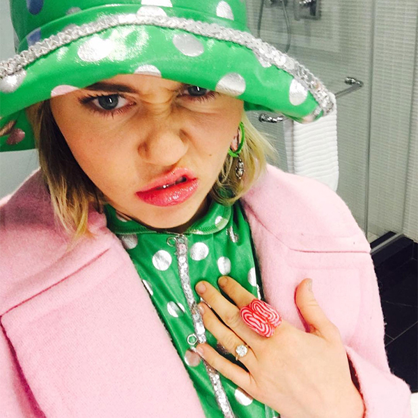 Miley Cyrus Майли Сайрус терпеть не может <br> свое помолвочное кольцо