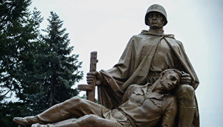 Скульптурная композиция на кладбище-мавзолее советских воинов в Варшаве. Архивное фото