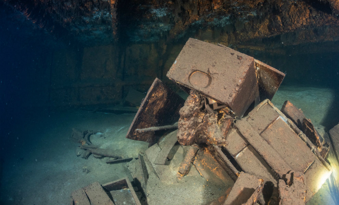 Дайверы проникли на потерянный корабль Рейха, лежавший на дне 75 лет. В трюмах нашли ящики с клеймом: полагают, в них может быть Янтарная комната Культура
