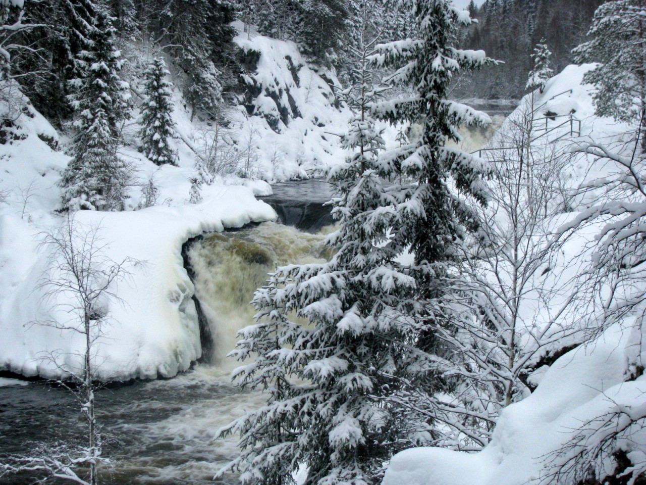 Рускеальский водопад зимой