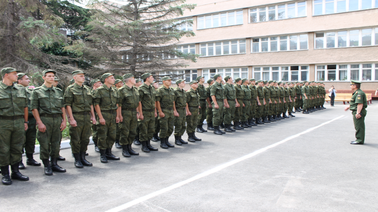 Тысячи призывников из Москвы и области отправились служить в российские войска