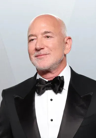 На вечеринке Vanity Fair заметили холодность между Джеффом Безосом и его женой Лорен Санчес