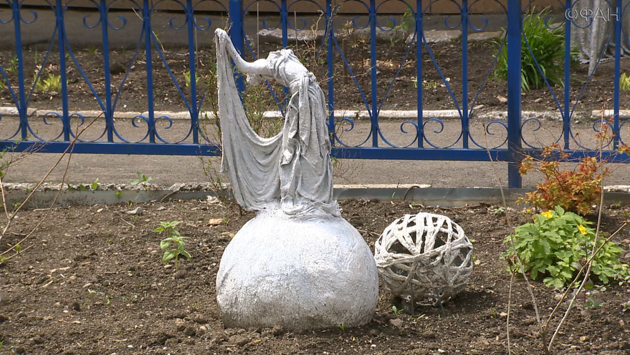 «Страшно красивые»: Скульптуры во дворе дома во Владивостока удивляют жителей