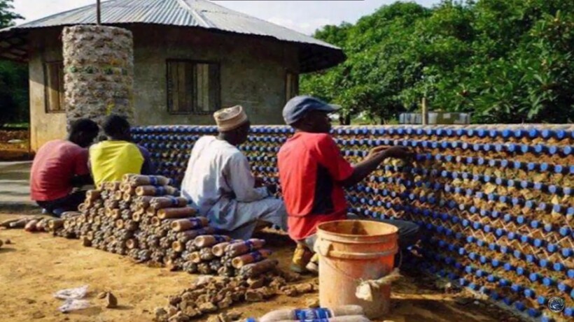 Дешево и сердито — как и почему в Нигерии строят дома из старых бутылок бутылок, очень, пластиковых, можно, только, довольно, зависимости, которые, размера, Нигерии, жильем, может, нескольких, ежедневно, бутылки, планеты, недель, количества, длиться, рабочих