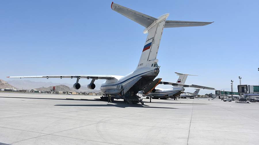 Самолет Ил-76 военно-транспортной авиации России в аэропорту Кабула