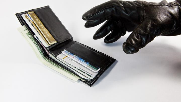 Подделывают даже голос: Как мошенники крадут деньги с банковских карт