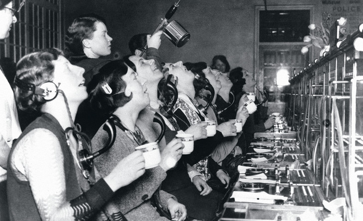 Телефонистки полощут горло для профилактики гриппа. Лондон, 1920 год