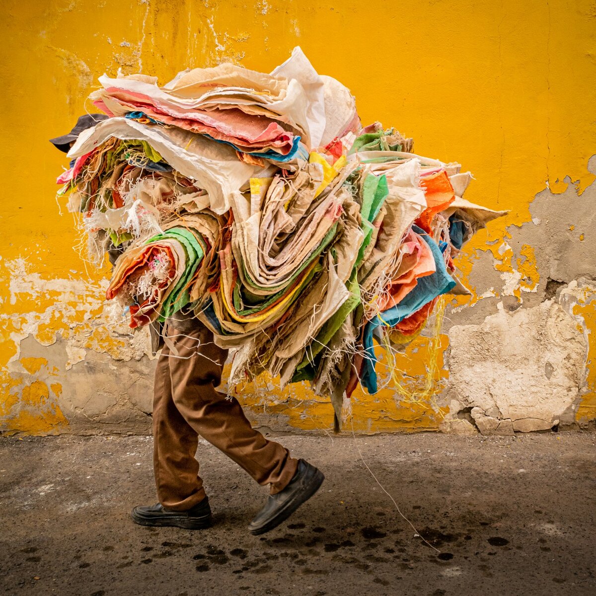 © Seyed Ali (Иран) «Старик собирает сумки».
Шорт-лист в категории «Стрит-фото» | Sony World Photography Awards 2022