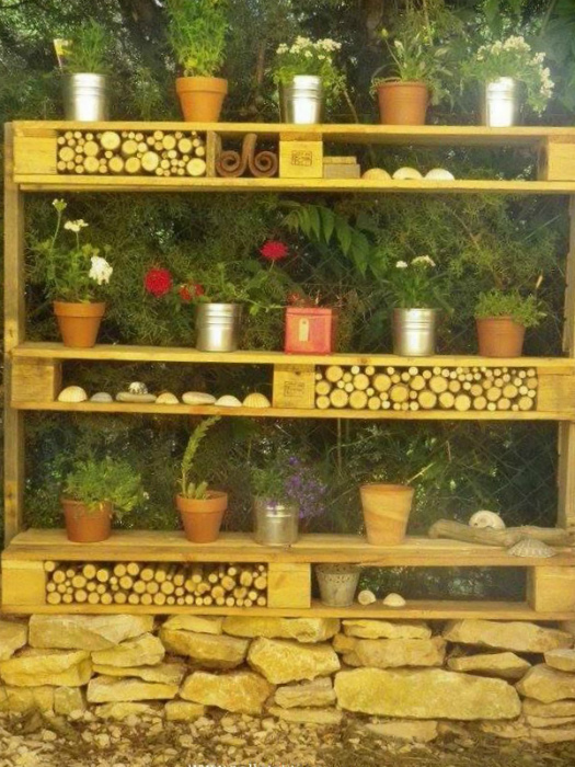 Уличный стеллаж для дров. | Фото: Recycled Crafts. Уличный стеллаж для дров. | Фото: Recycled Crafts.