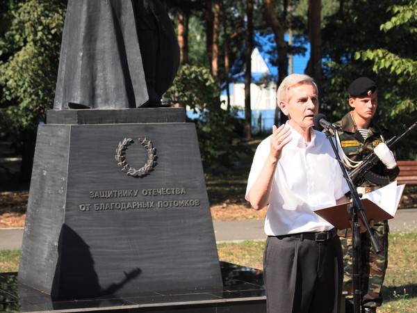 В Заводоуковске возложили цветы к памятнику Советскому Солдату-Победителю