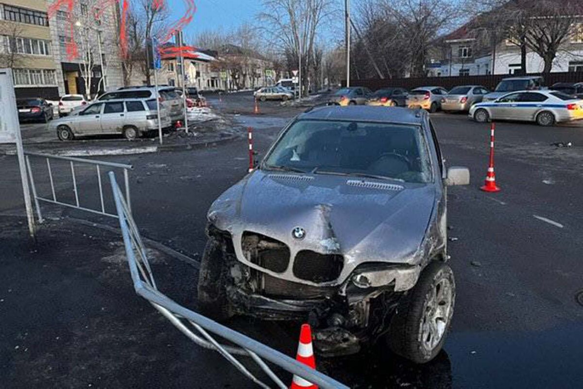 В Тюмени пьяный водитель BMW разбил девять припаркованных автомобилей