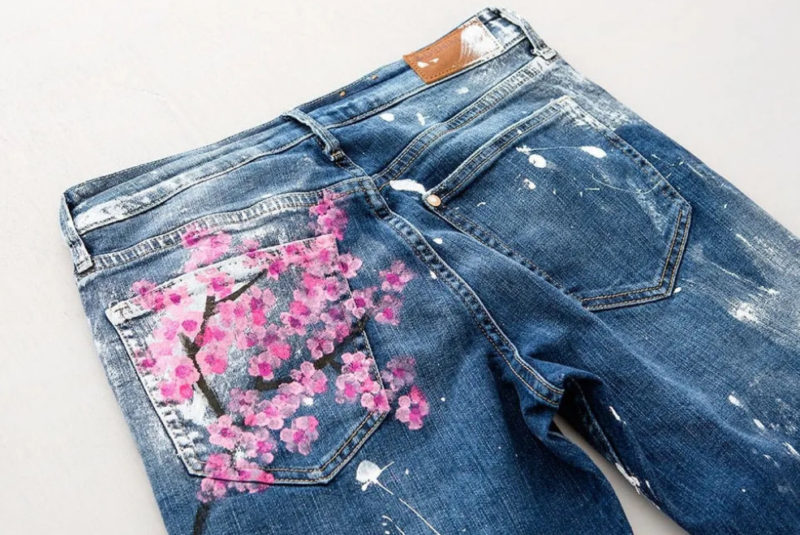 Красивое преображение обычных джинсов джинсов, джинсах, очень, несколько, весной, нарисуйте, краски, чтобы, простой, используйте, более, красиво, Хотите, оттенков, розового, светлый, снаружи, выглядело, цветыДля, изделие