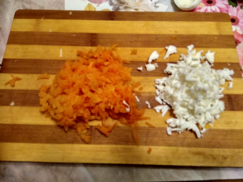 Натираем морковь и яйцо
