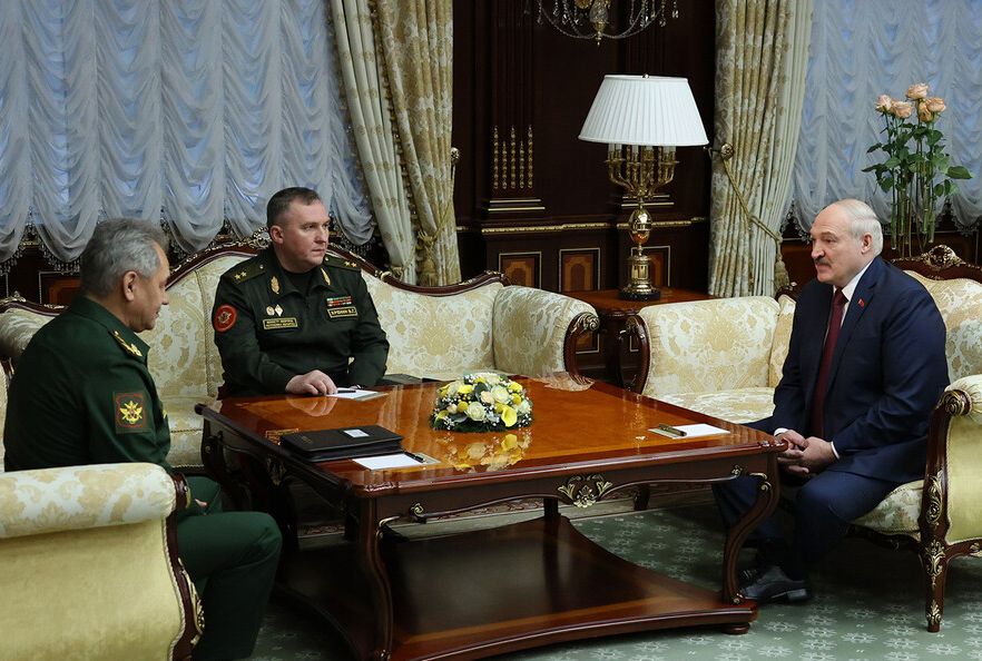 Непоседа Науседа подложил свинью соседу? Нет, себе геополитика