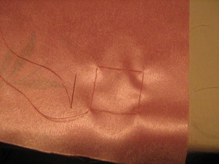 Сшейте края квадрата и затяните нитку, чтобы создать красивейшей рельефный узор на ткани